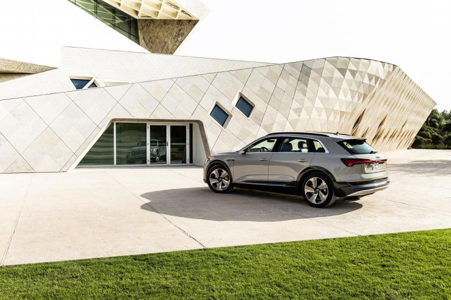  Audi e-tron 55 Quattro 2019 года  (WW) (фото 317 из 452)